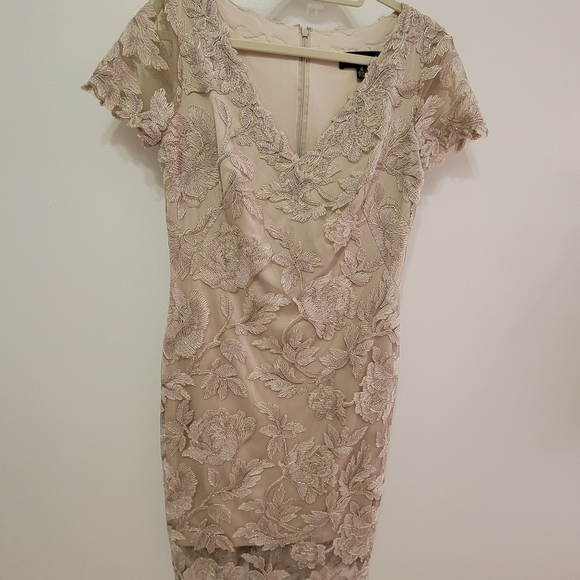 Tadashi Shoji Sz 8 Maci Gold Lace V-Neck Floral Embroidered Lined Cocktail Dress - Picture 2 of 16